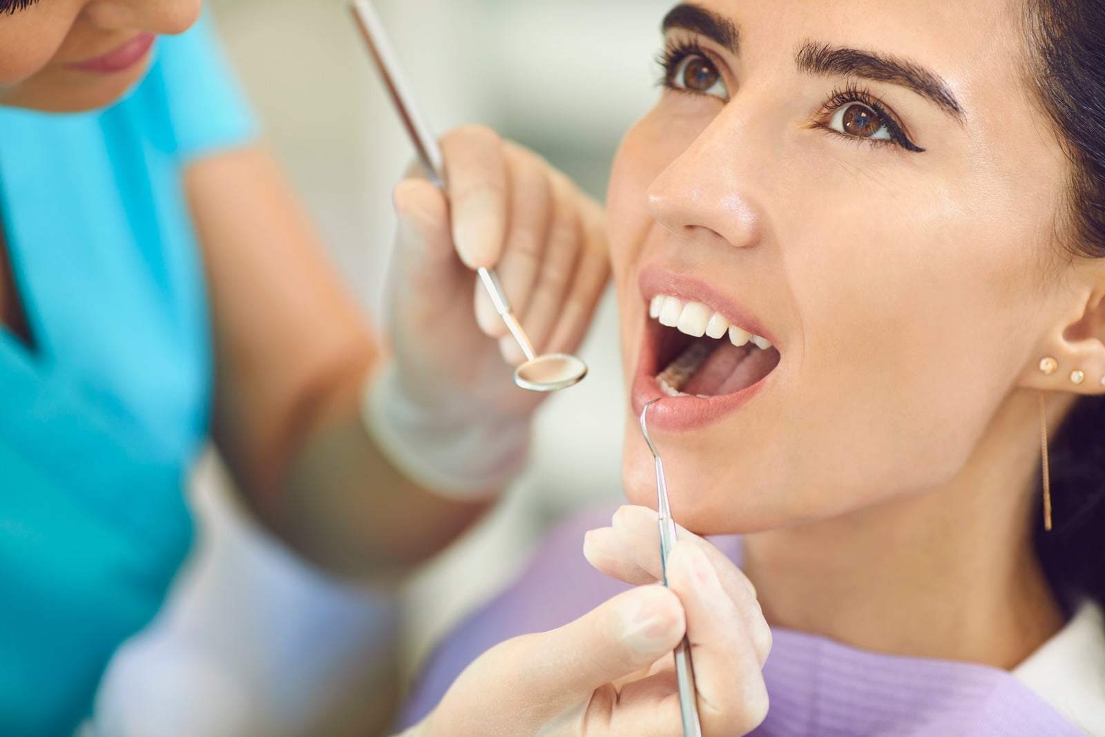 Paciente sonriendo en clínica dental SmileMax